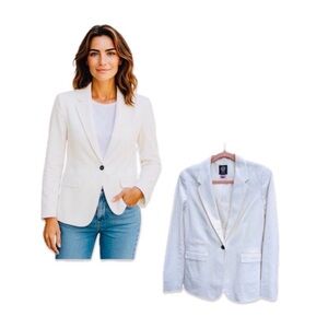 EUC Vince Camuto White Blazer with Silver Buttons